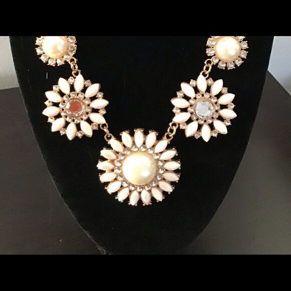 🌺 Stunning Jeweled bib style crystal necklace 🌺 - Picture 2 of 4